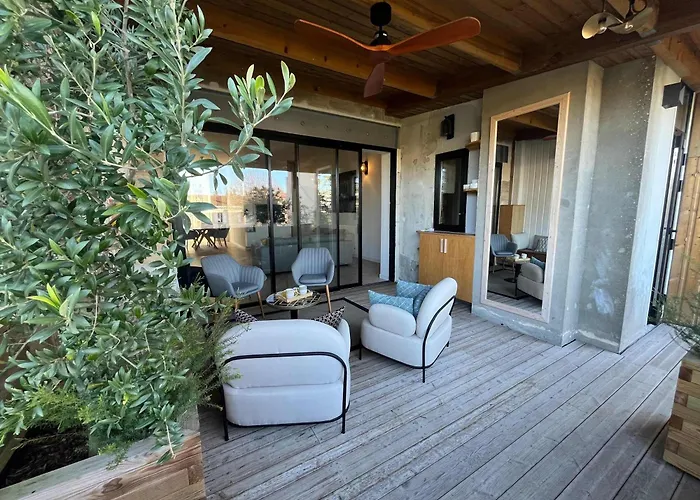 With Balcony Steps To Wine & Center Lejlighed *