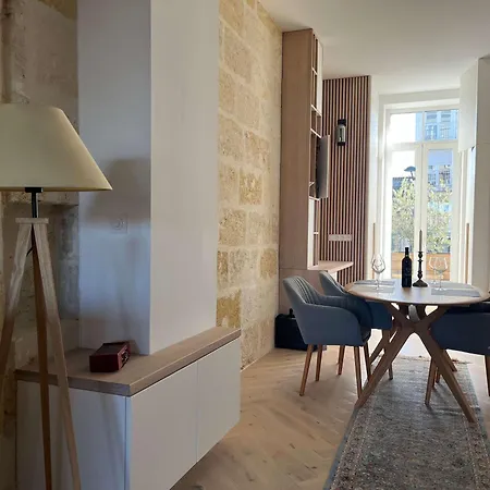 With Balcony Steps To Wine & Center Apartment *