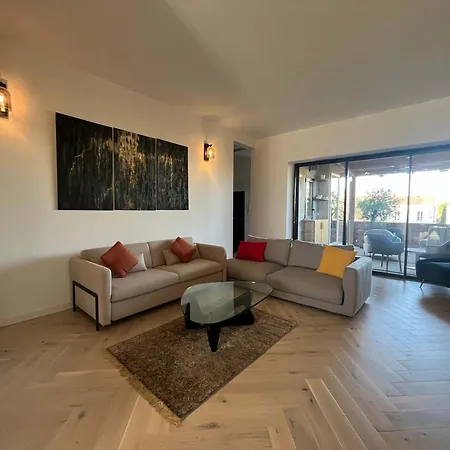 With Balcony Steps To Wine & Center Apartment