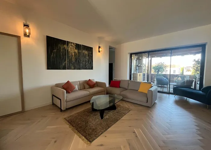 With Balcony Steps To Wine & Center Apartment