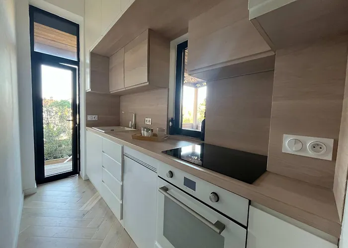 Apartment With Balcony Steps To Wine & Center *